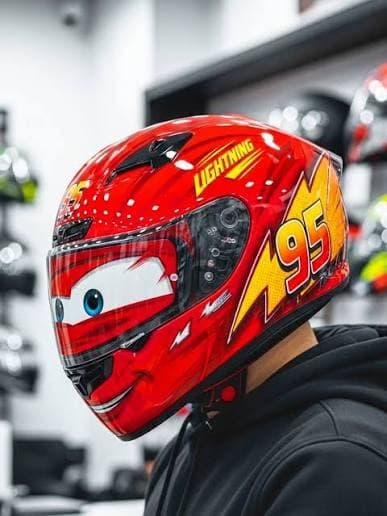Capacete de proteção para os desmaios do noivo