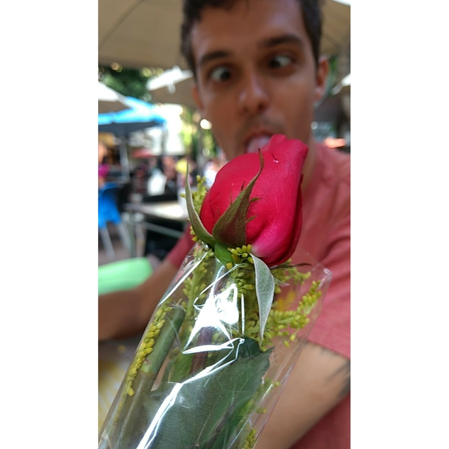 João Vitor com rosa vermelha